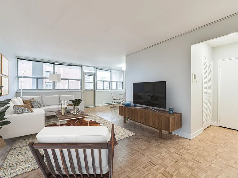 445 Eglinton Ave E — Photo 9