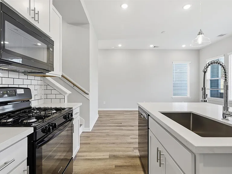 9906 Clark Canyon Ln — Photo 6