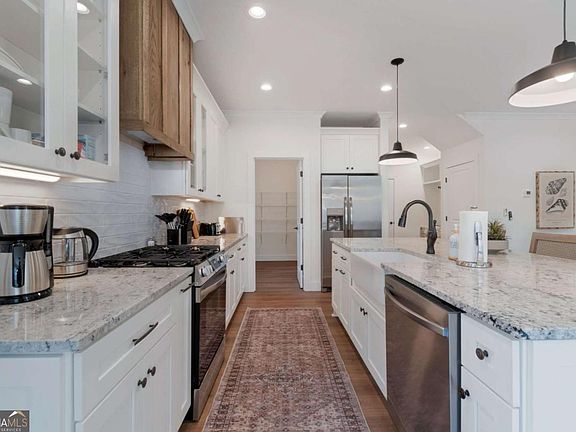 5th image of 629 Butterworth Rd