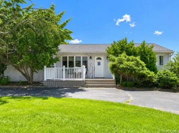 6 flushing Street, Holtsville, NY 11742