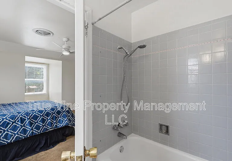 2423 W Gramercy Pl — Photo 23