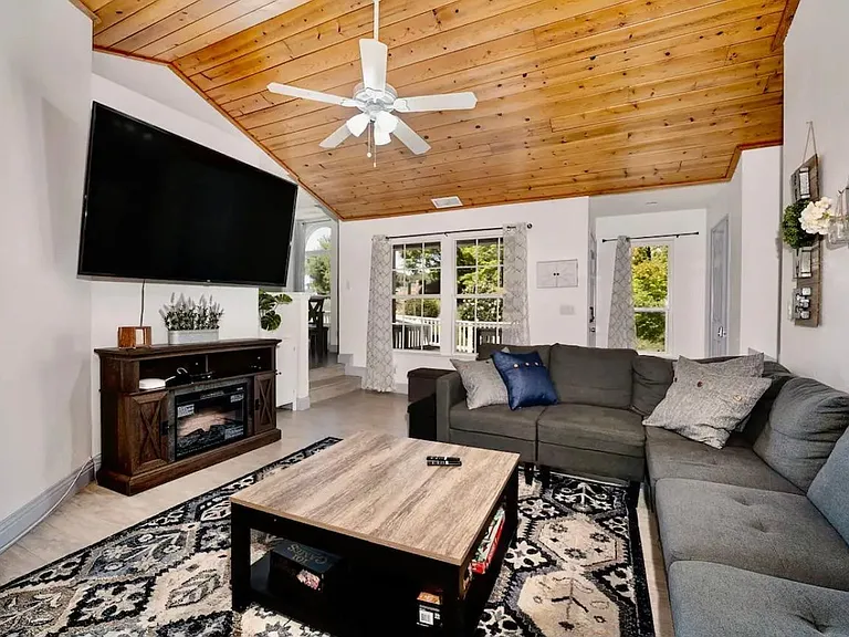 lease term: 1 year
tenant pays all the utilities, maintain the lawn
owner pays for quarterly pest control
refundable security deposit: $2950, plus first month rent of $2950 plus refundable pet deposit of $500 per pet REQUIRED AT THE TIME OF SIGNING