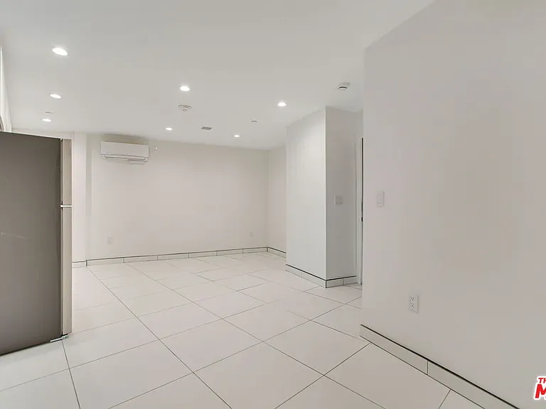 946 S Ridgeley Dr #211 — Photo 4