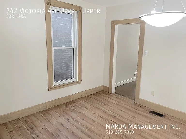 742 Victoria Ave #UPPER — Photo 18