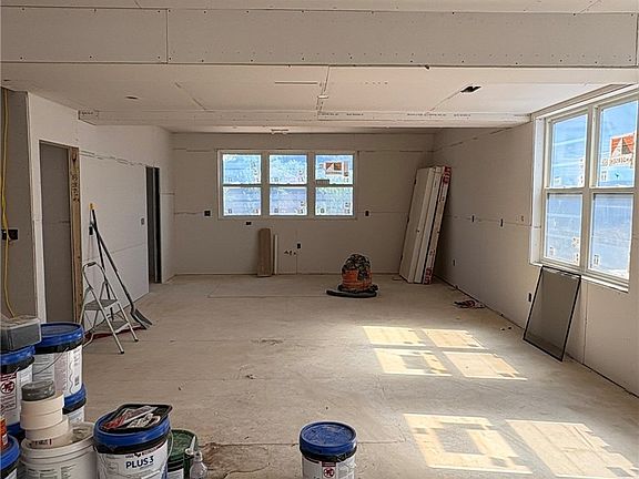 4th image of 211 Green St