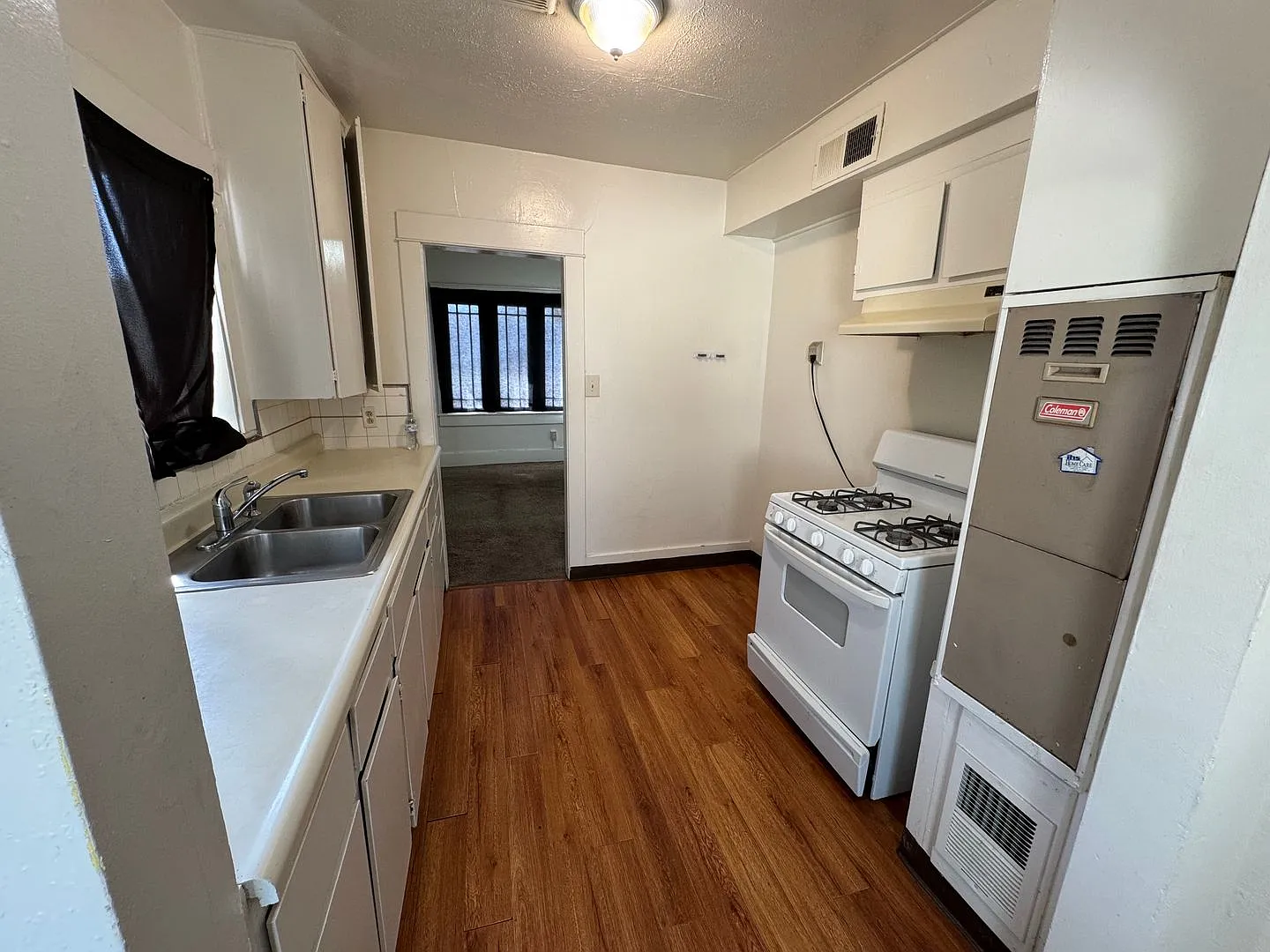 Adorable 2 Bedroom House in Selma — Photo 3