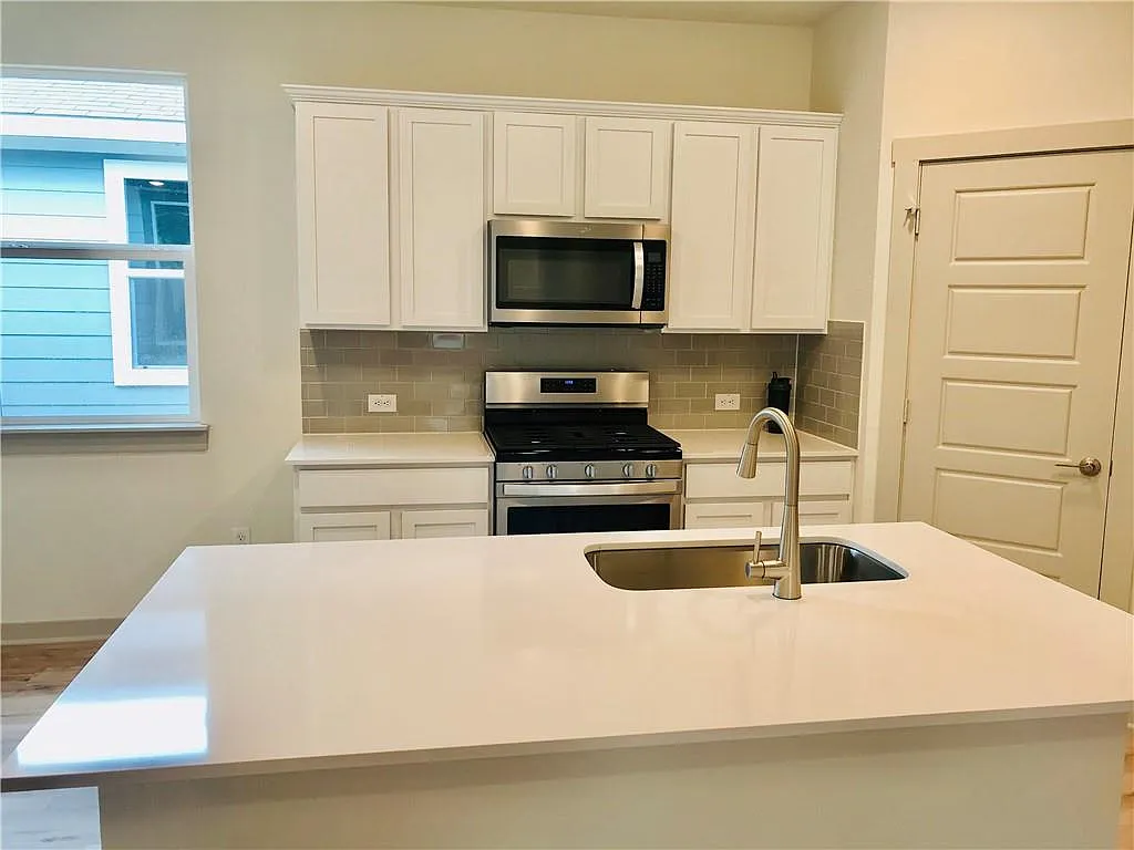 4 bed, 2.0 bath, 1705 sqft, $1,950 — Photo 3