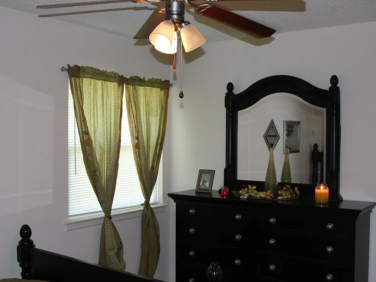 Lions Court Apartments — Photo 17