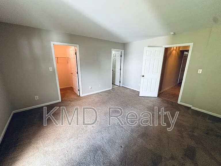 940 Tiger Ln — Photo 13