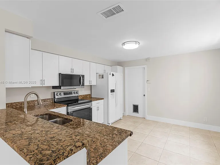 1081 Sorrento Dr #1081 — Photo 4