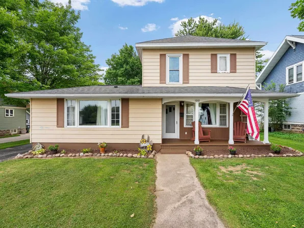 1010 S Pearl St, New London, WI 54961