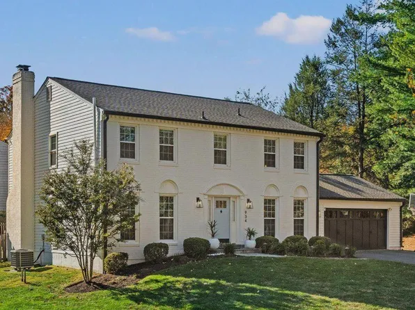 934 Harriman St, Great Falls, VA 22066
