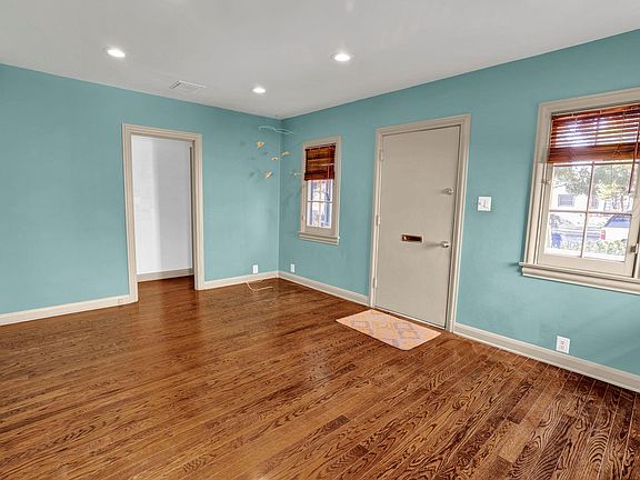 5th image of 206 W Elmwood Ave