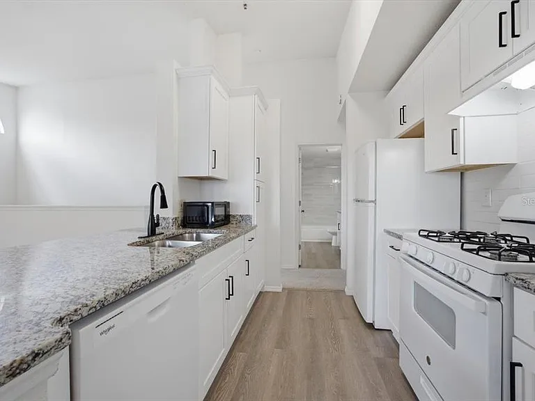 1612 Columbia Arms Cir #237 — Photo 4
