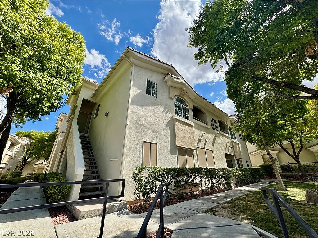 2 bed, 2.0 bath, 838 sqft, $1,600 — Photo 2