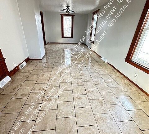 2nd image of 934 W 14th St