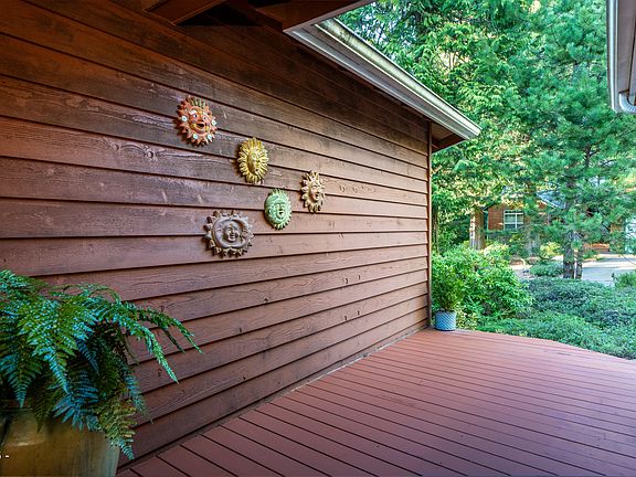 5th image of 110 SW Cormorant