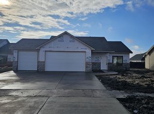 1601 Midway Ct, Valley Center, KS 67147