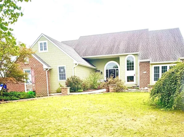 206 Fairview Dr, Hanover, PA 17331