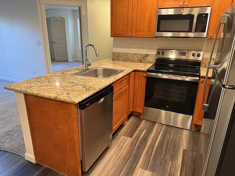 Sierra Point Apartments — Photo 13