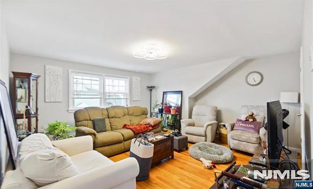 2 bed, 1.0 bath, $2,800 — Photo 2