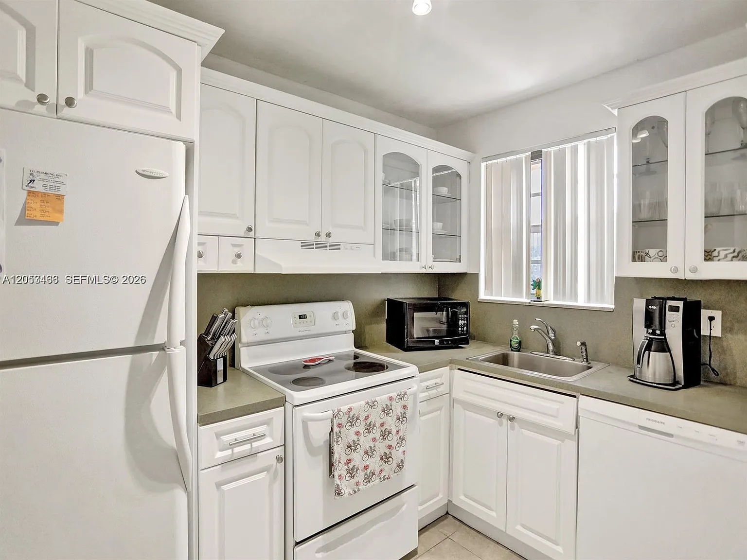 University Manors Condo N — Photo 3