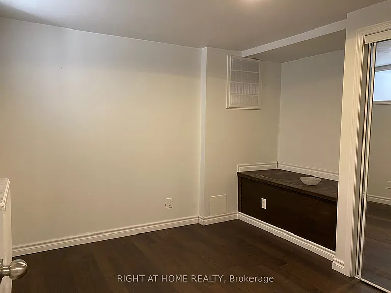 570 Bathurst St #B — Photo 5