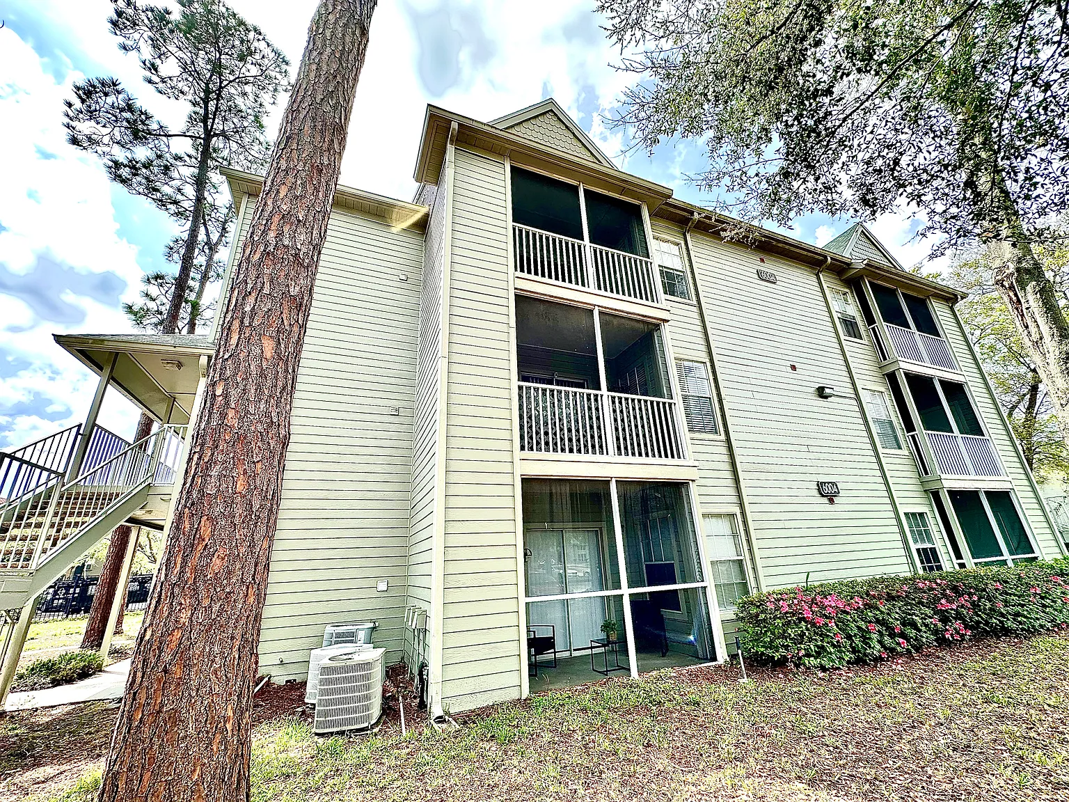 1 bed, 1037 sqft, $1,350 — Photo 1