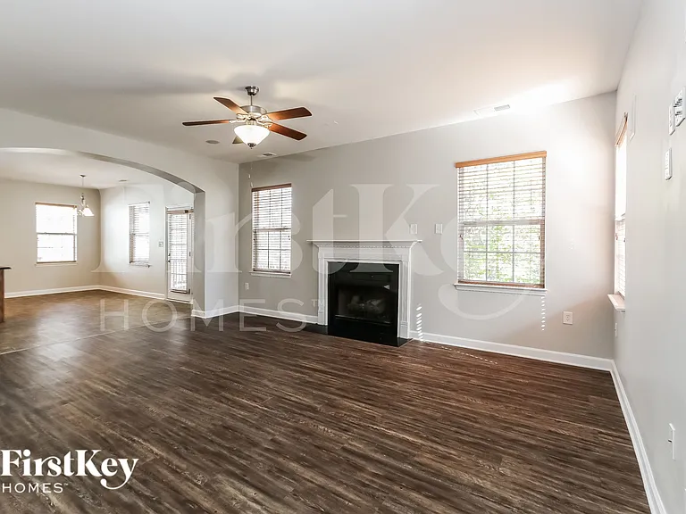 1376 Bottle Brush Ln — Photo 2