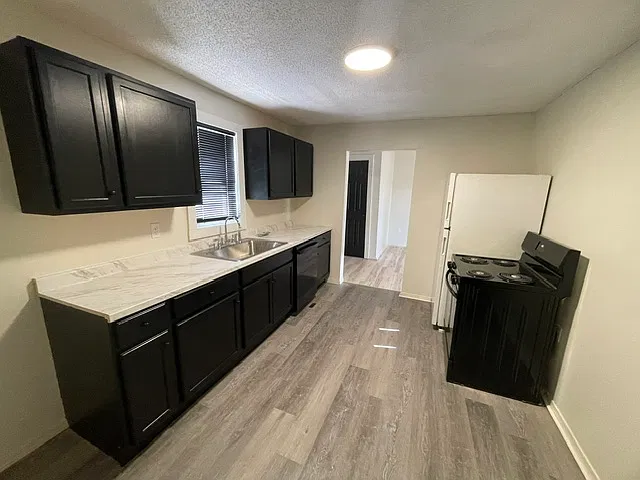 3 bed, $1,200 — Photo 3