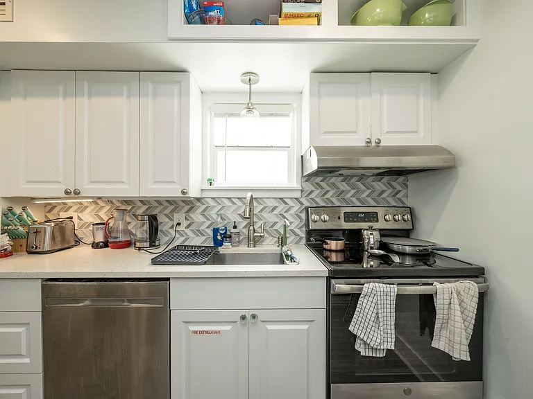 415 Julia St — Photo 12