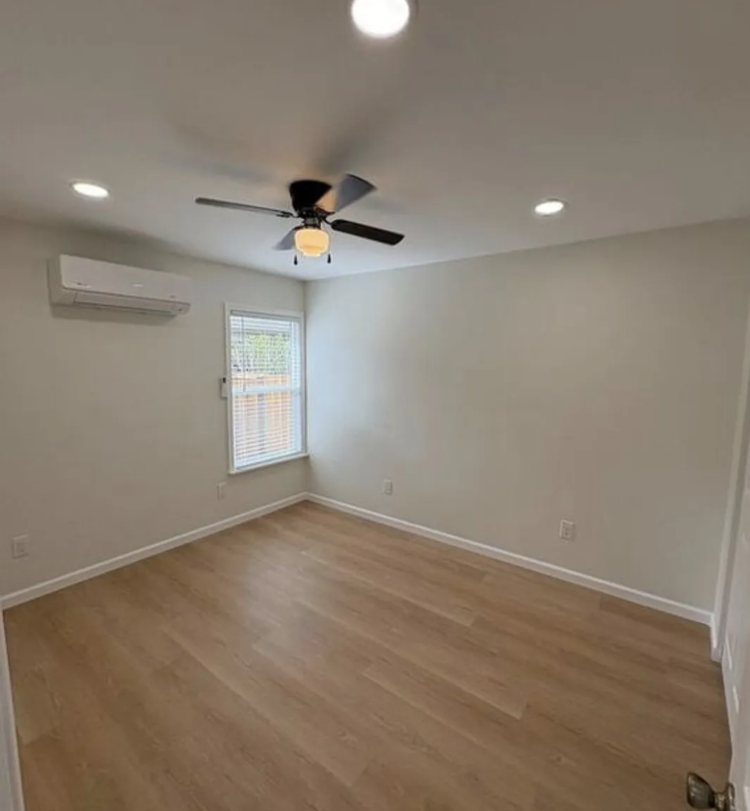 1 bed, 520 sqft, $2,420 — Photo 2