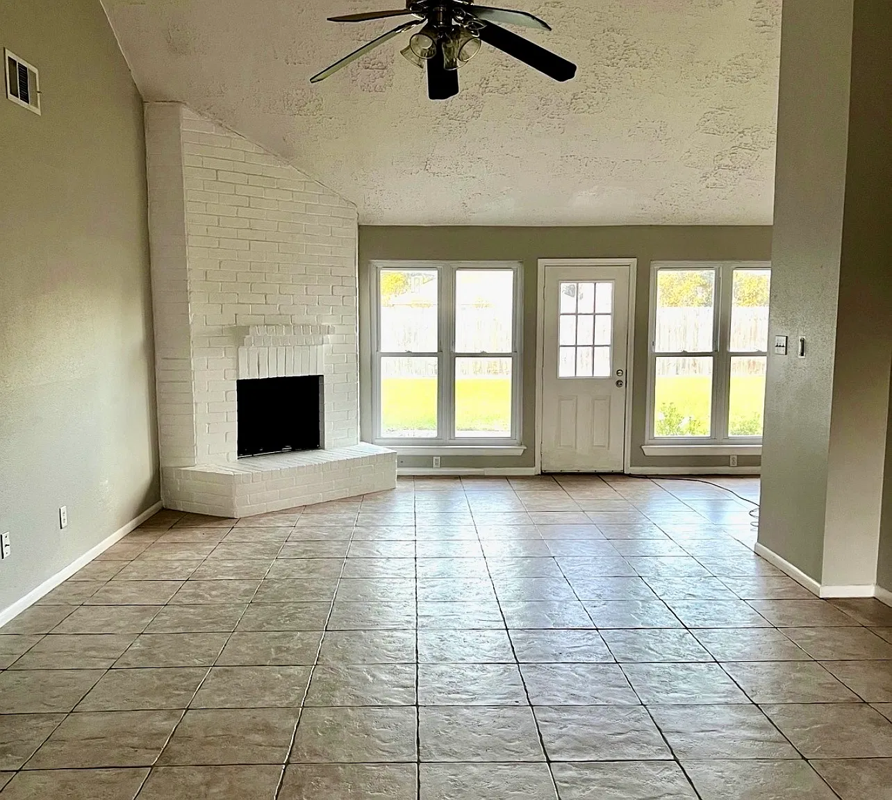 3 bed, 1422 sqft, $1,850 — Photo 2