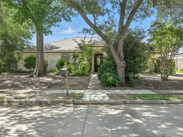 3828 Greenhills Ct E, Irving, TX 75038