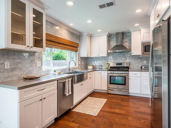 4th image of 6206 Newcastle Ave
