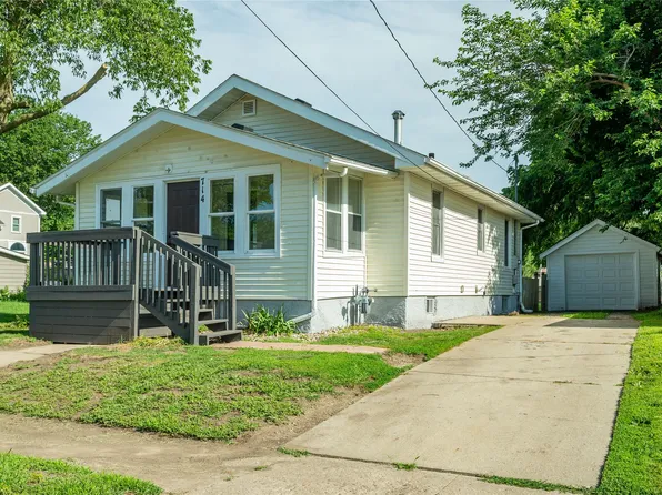 714 N 6th Ave E, Newton, IA 50208