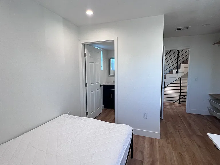 1224 W 37th Pl — Photo 63