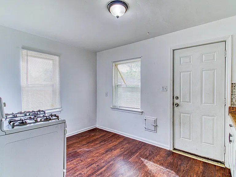 17710 Chester St — Photo 6