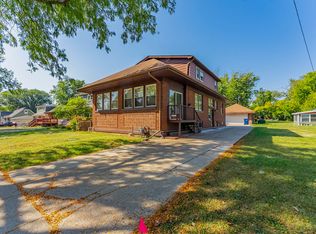 32 S Monterey Ave, Villa Park, IL 60181