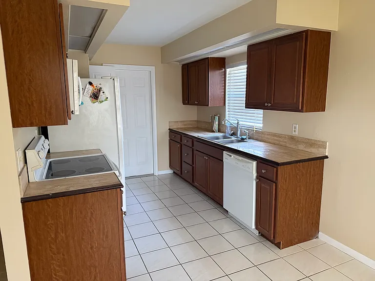 1307 W Redbud St — Photo 6