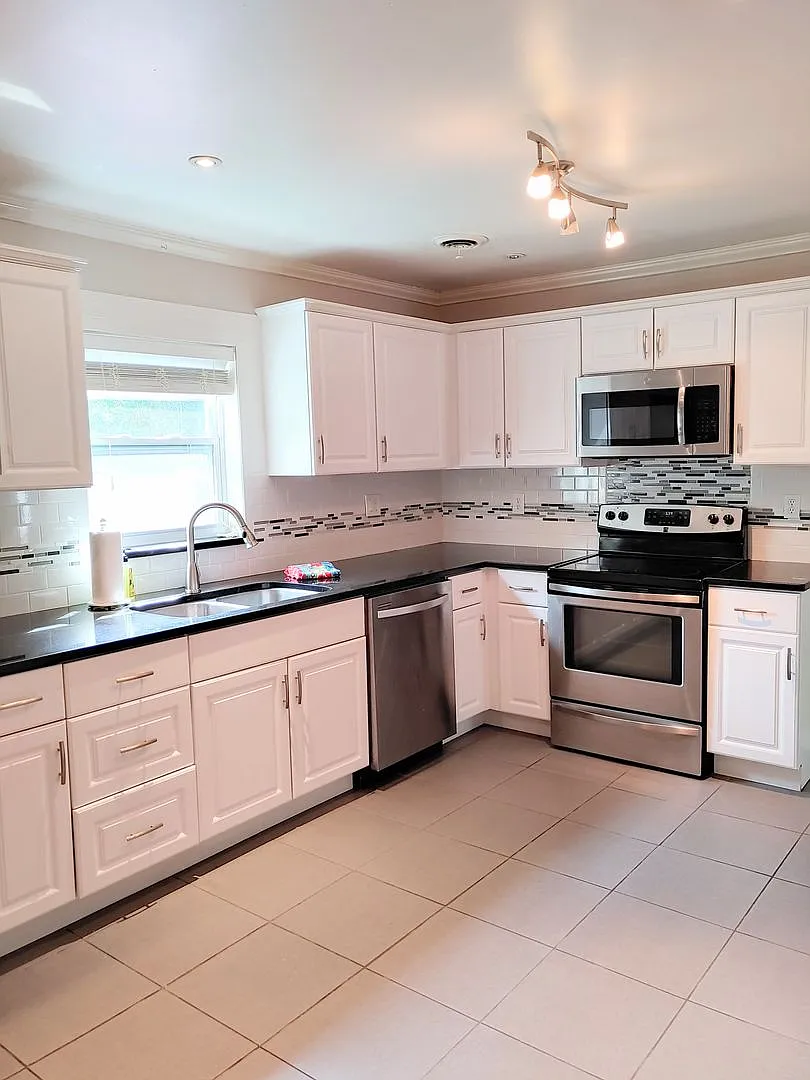 1390 Park Ave — Photo 3