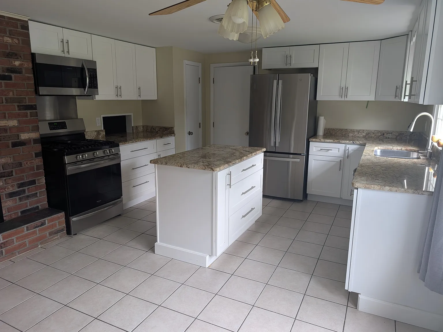 2 bed, 1020 sqft, $2,045 — Photo 3