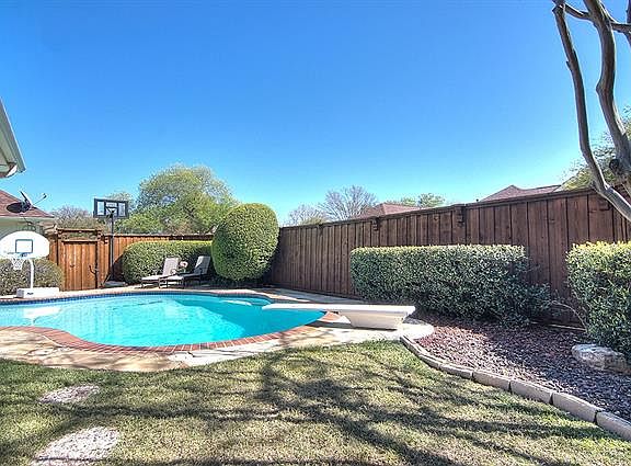4th image of 2400 Cliffside Dr