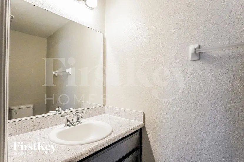 4 bed, 3.5 bath, 2164 sqft, $3,020 — Photo 2