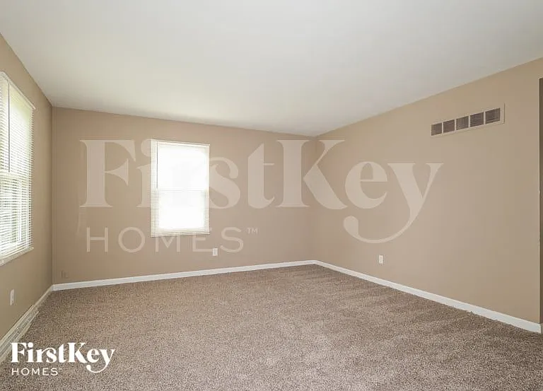 42 Mercury Dr — Photo 3