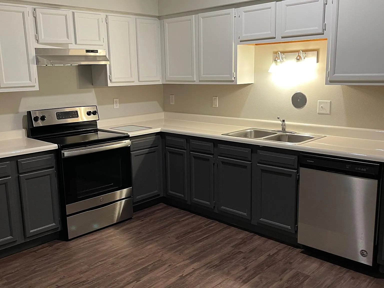 5 bed, 100 sqft, $4,390 — Photo 2