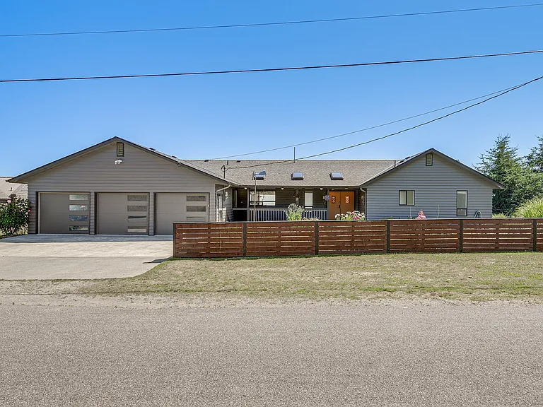 1395 Crestview Dr — Photo 30