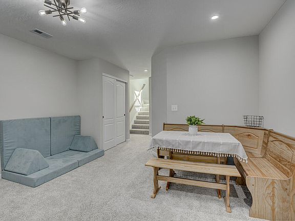 4th image of 734 Yorkshire Dr