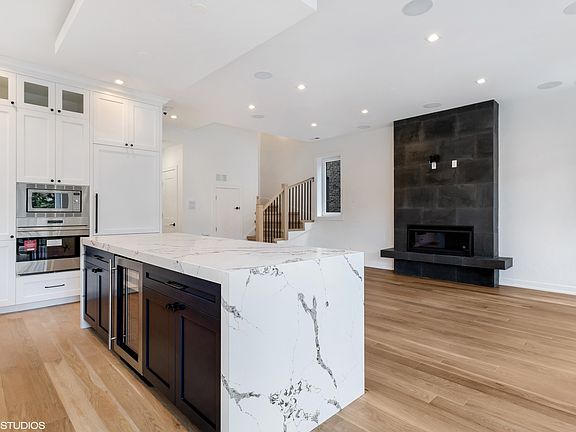 3rd image of 702 W Wellington Ave #1S
