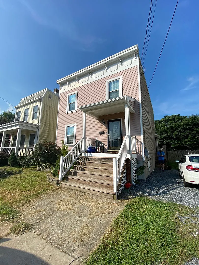 Building Photo - 107 E 16th St